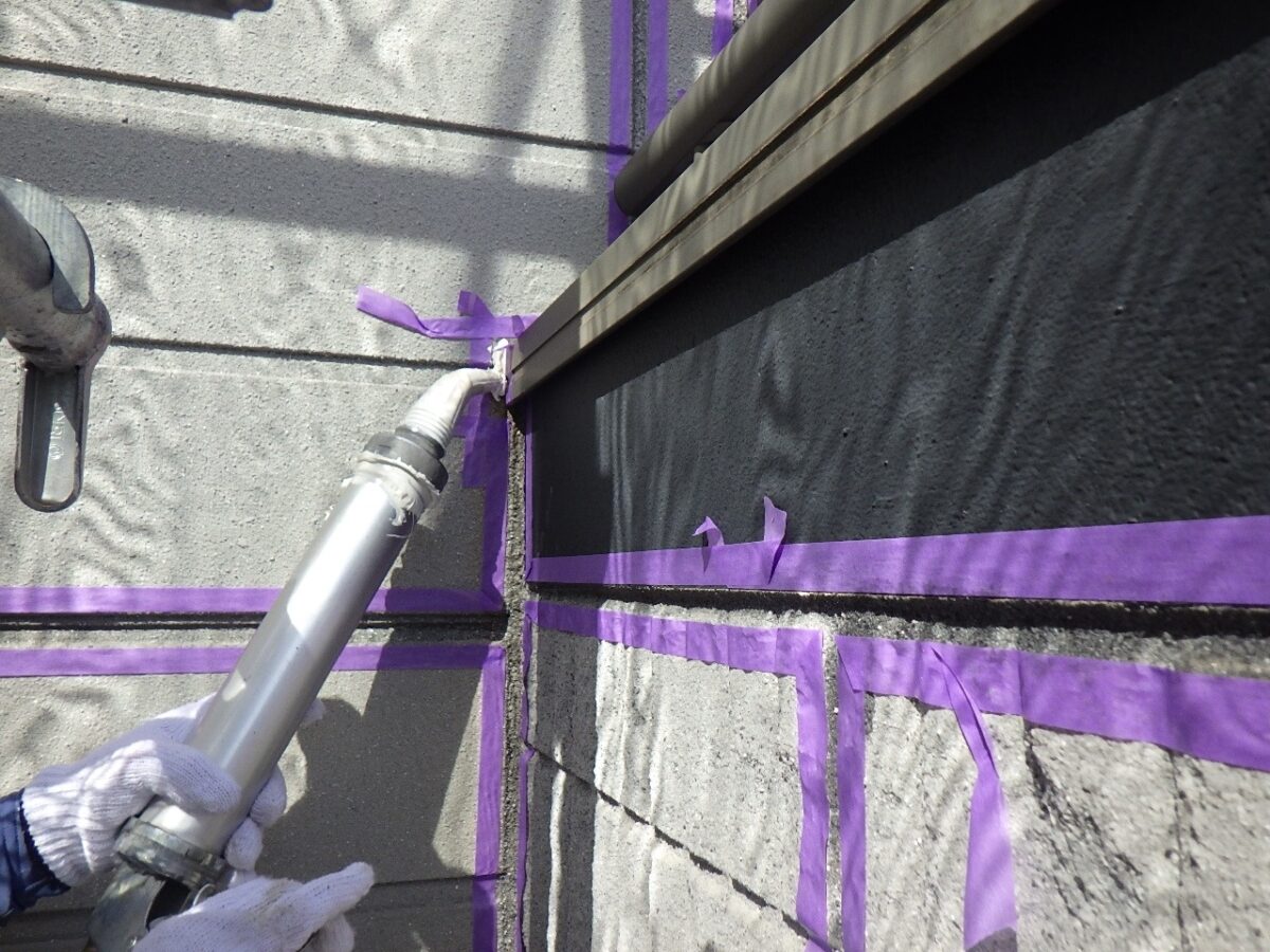 大阪府堺市　N様邸　屋根塗装・外壁塗装工事　 ベランダ側外壁の塗装と取り合い部のコーキング処理