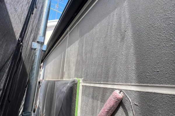 大阪府堺市　N様邸　屋根塗装・外壁塗装工事　 塗装前の養生と外壁の下塗り