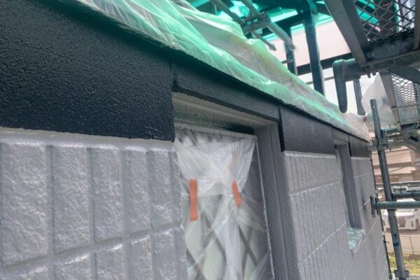 大阪府堺市　N様邸　屋根塗装・外壁塗装工事　 ベランダ側外壁の塗装と入隅のコーキング処理