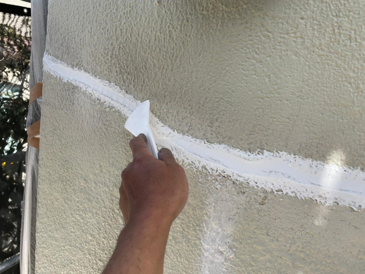 大阪府堺市　O様邸　外壁塗装工事　下地処理　外壁のクラック補修