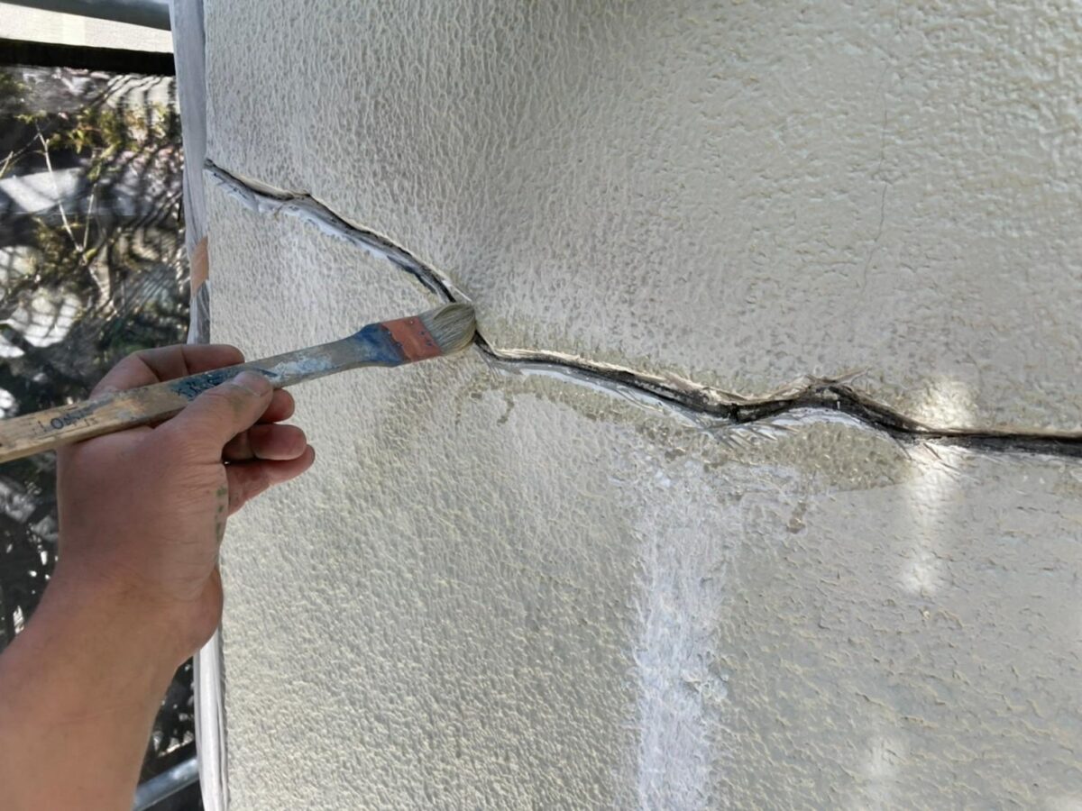 大阪府堺市　O様邸　外壁塗装工事　下地処理　外壁のクラック補修