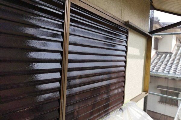 大阪府堺市　O様邸　外壁塗装工事　付帯部　ルーバー雨戸の塗装