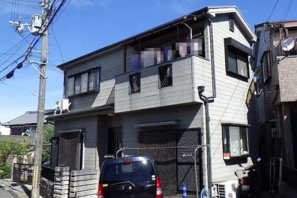 大阪府堺市　N様邸　屋根塗装・外壁塗装工事　施工前　チョーキングとコーキングの剥がれ