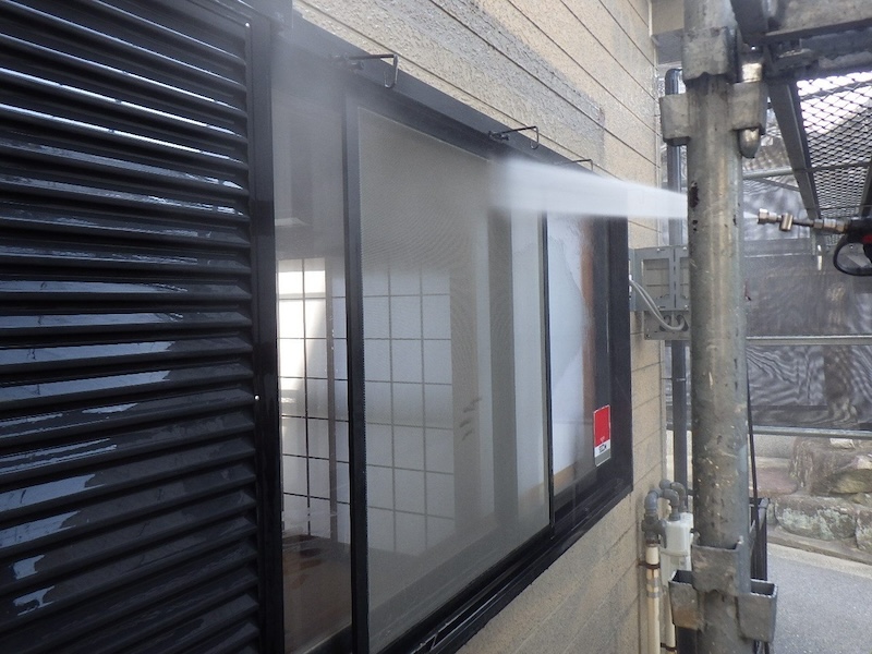 大阪府堺市　N様邸　屋根塗装・外壁塗装工事　外壁の高圧洗浄作業
