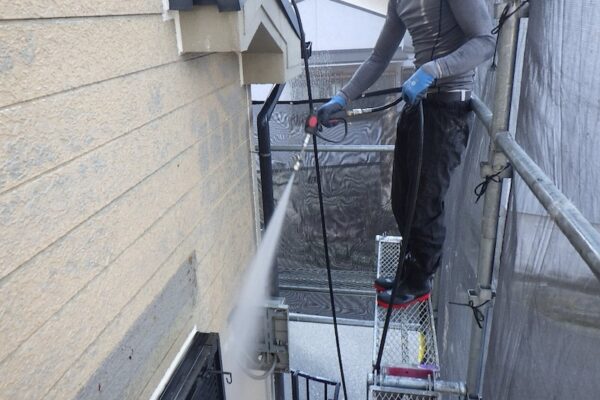 大阪府堺市　N様邸　屋根塗装・外壁塗装工事　外壁の高圧洗浄作業