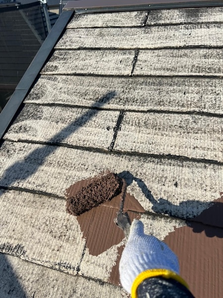 大阪府堺市　N様邸　屋根塗装・外壁塗装工事　屋根の中塗りとスレート補修
