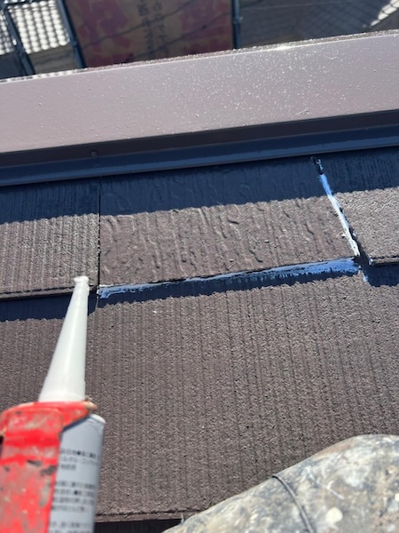 大阪府堺市　N様邸　屋根塗装・外壁塗装工事　屋根の中塗りとスレート補修