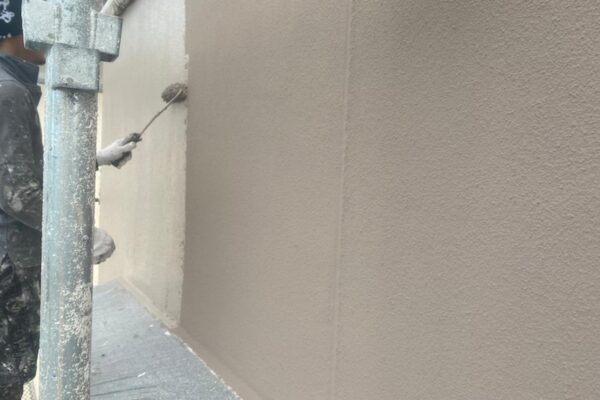 大阪府堺市　M様邸　屋根・外壁塗装工事　外壁の上塗り工程 アートフレッシュ仕上げ
