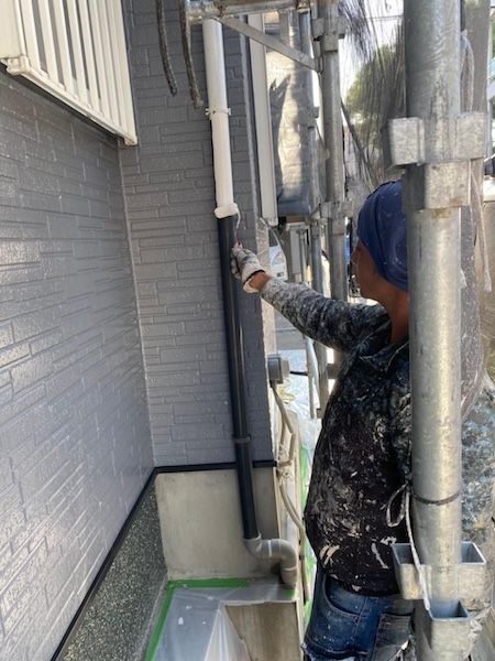 大阪府堺市　T様邸　屋根・外壁塗装工事　車庫天井と縦樋の塗装
