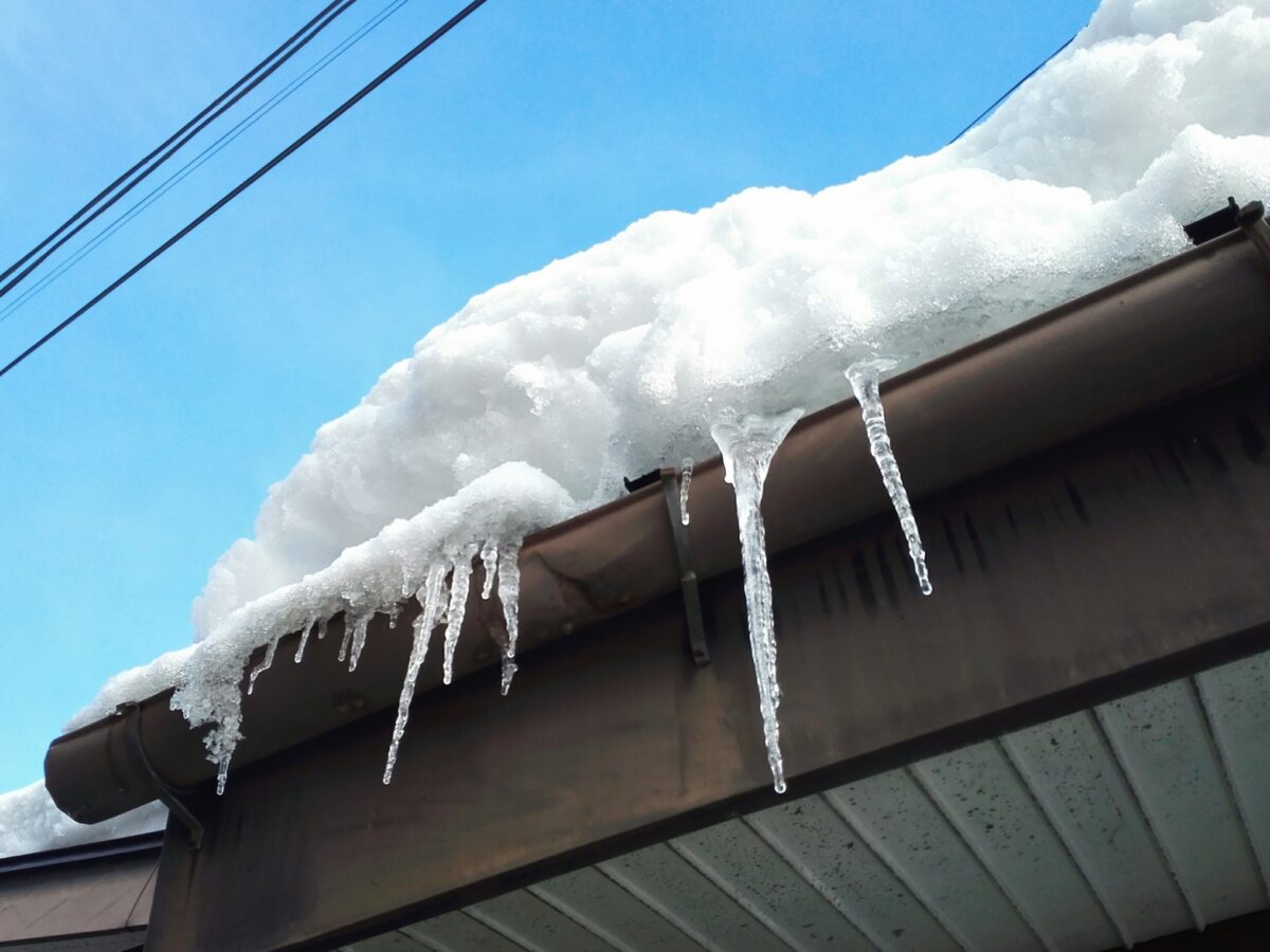 雨樋から水漏れが！どうすればいい？原因と修理方法を詳しく解説！