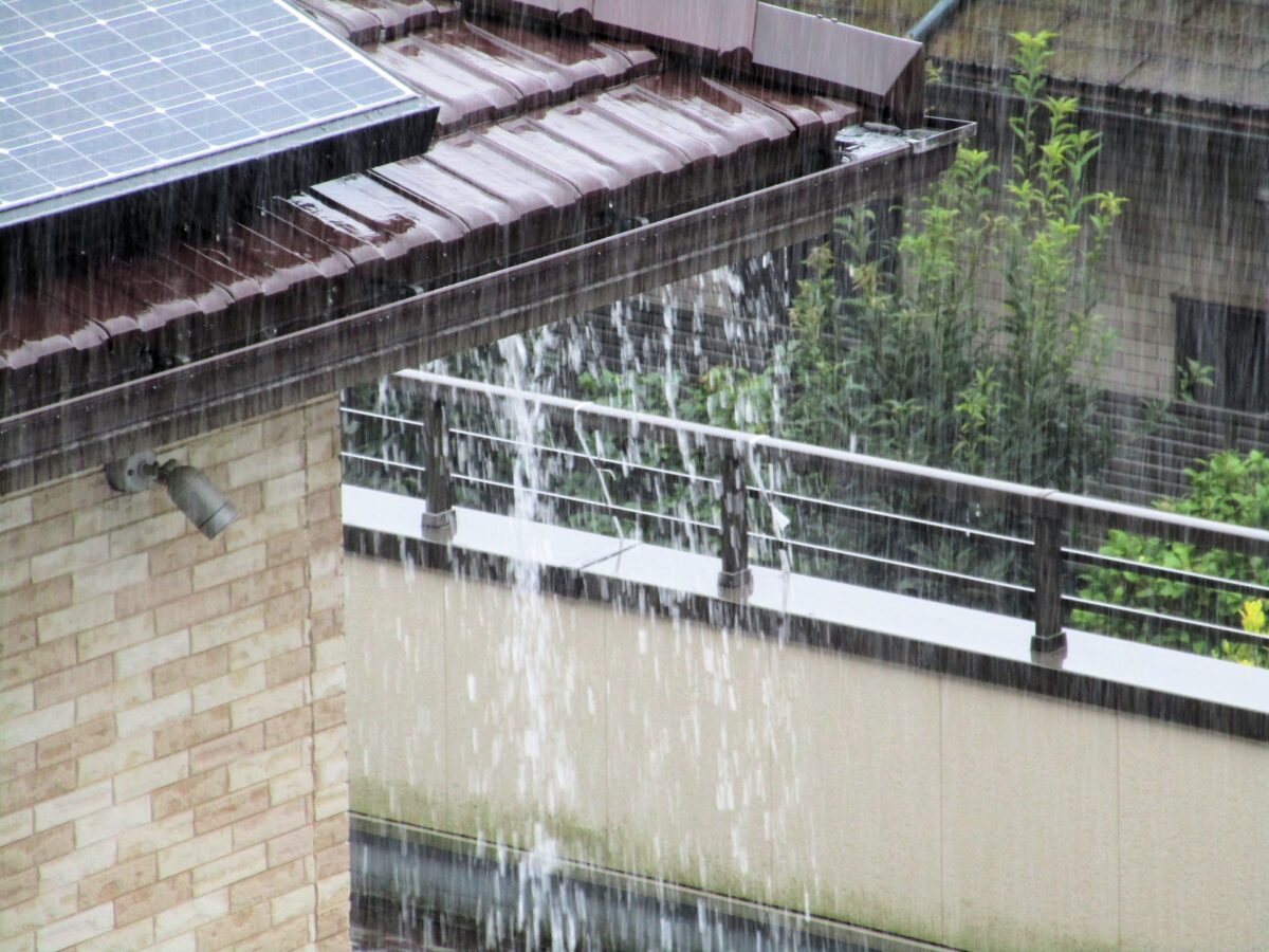 雨樋から水漏れが！どうすればいい？原因と修理方法を詳しく解説！