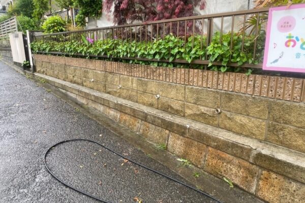 【大阪府和泉市】塀と玄関タイルの洗浄を行いました！