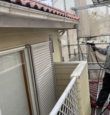 建物の汚れや古くなった塗膜を洗い落とす高圧洗浄｜大阪府堺市南区