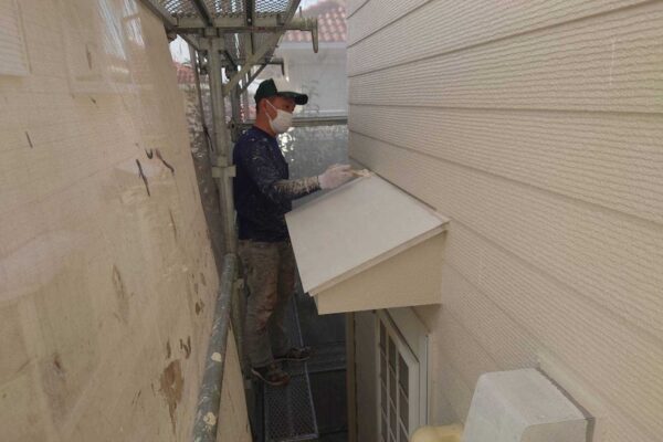 雨戸と勝手口上の庇を塗装しました｜大阪府堺市南区