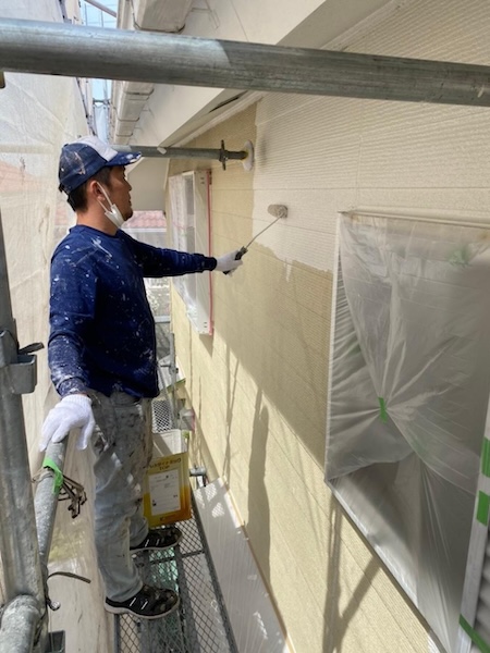 大阪府堺市南区｜外壁塗装の中塗りと上塗り工程。塗料はアレスダイナミックTOPを使いました！