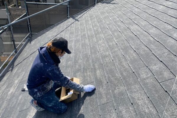 屋根塗装の縁切りは便利なタスペーサーを使いました！｜大阪府堺市