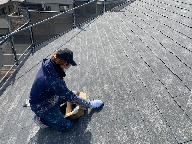 屋根塗装の縁切りは便利なタスペーサーを使いました！｜大阪府堺市