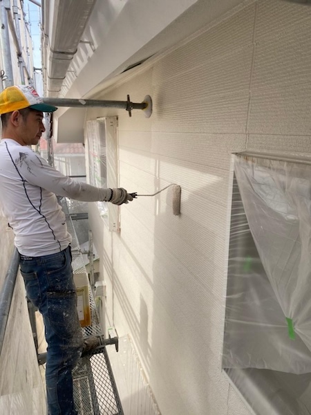 大阪府堺市南区｜外壁塗装の中塗りと上塗り工程。塗料はアレスダイナミックTOPを使いました！