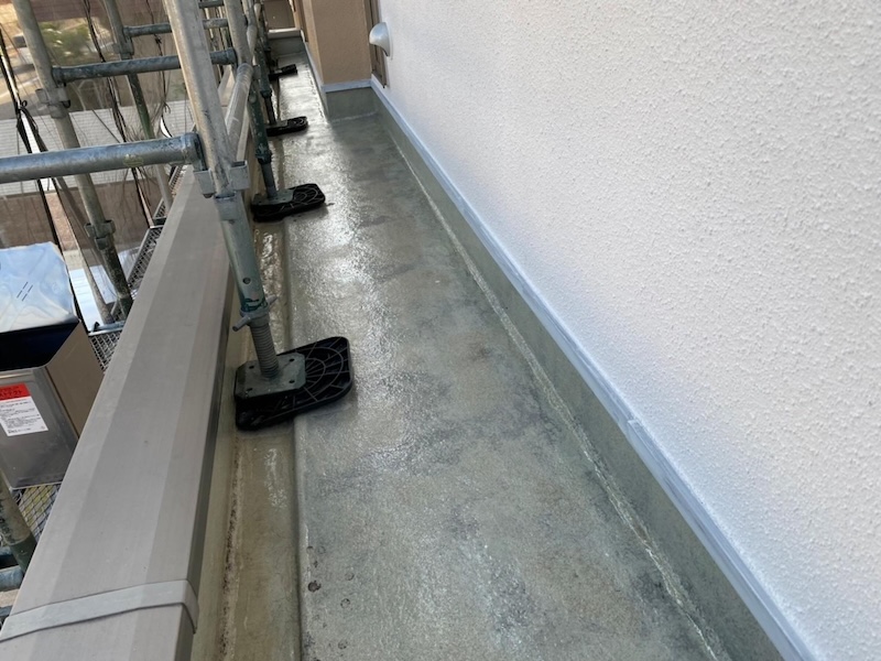 ベランダ・パラペットのトップコート再塗装 下地処理〜プライマー塗りまで｜大阪府堺市