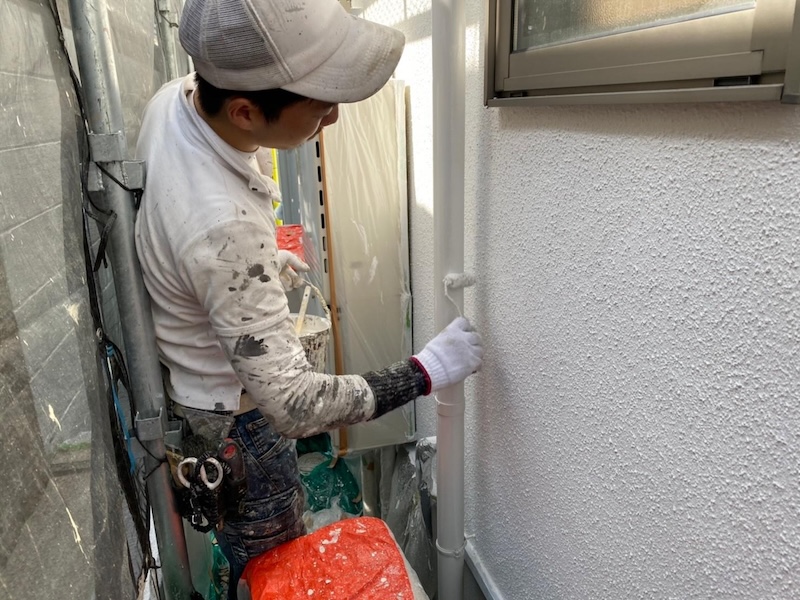 大阪府堺市｜縦樋を塗装 下地処理 ケレン〜上塗りまでをレポートします！