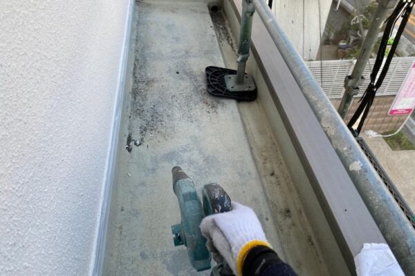 ベランダ・パラペットのトップコート再塗装 下地処理〜プライマー塗りまで｜大阪府堺市