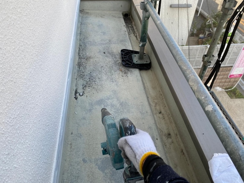 ベランダ・パラペットのトップコート再塗装 下地処理〜プライマー塗りまで｜大阪府堺市