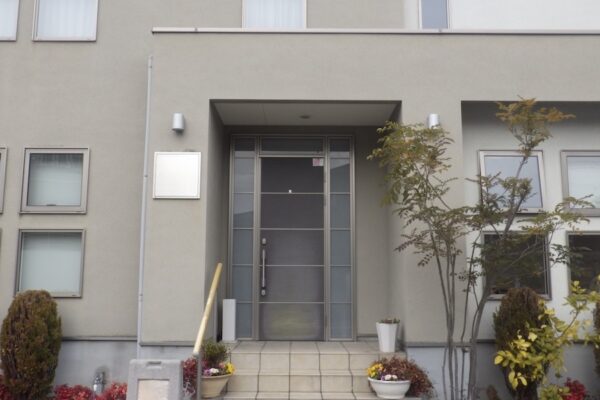 日焼けした玄関扉を新しく交換しました！｜大阪府堺市