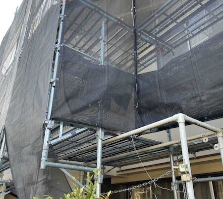 高圧洗浄では水の飛散を防ぐためにメッシュシートを設置しています｜大阪府堺市南区