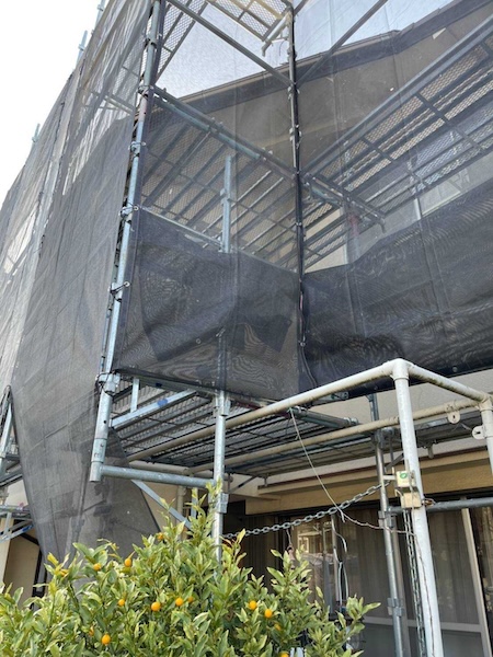 高圧洗浄では水の飛散を防ぐためにメッシュシートを設置しています｜大阪府堺市南区