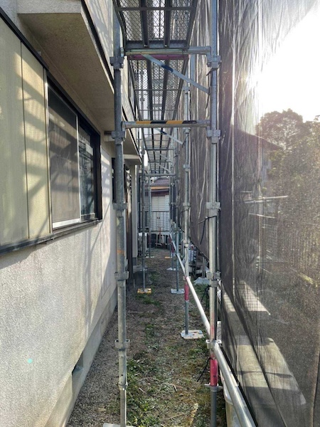 高圧洗浄では水の飛散を防ぐためにメッシュシートを設置しています｜大阪府堺市南区
