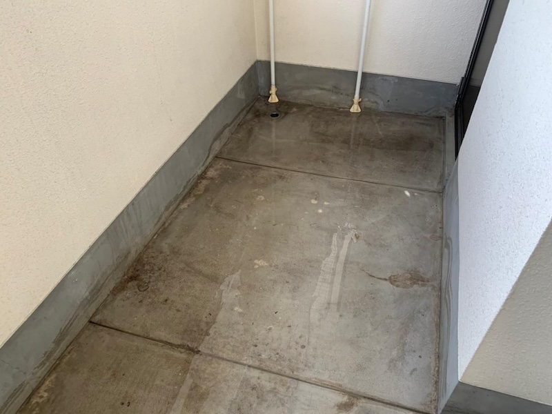 大阪府堺市南区｜ベランダに蓄積した汚れを洗浄してきれいにしました