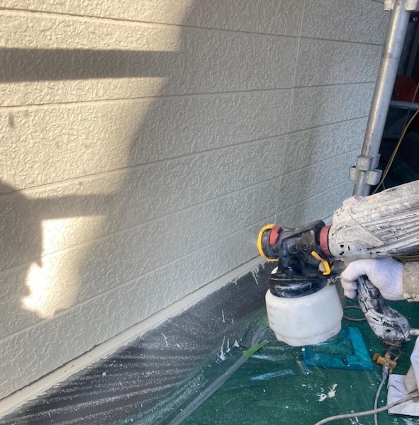 吹き付け塗装とは?メリット・デメリットや吹き付けを行う箇所について解説!