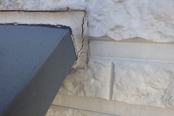 塗装と一緒にコーキングもメンテナンスします!コーキングの劣化症状|大阪府堺市北区