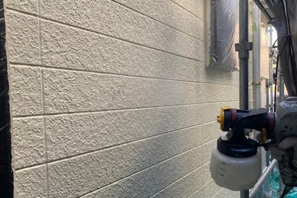 吹き付け塗装とは?メリット・デメリットや吹き付けを行う箇所について解説!