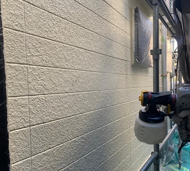 吹き付け塗装とは?メリット・デメリットや吹き付けを行う箇所について解説!