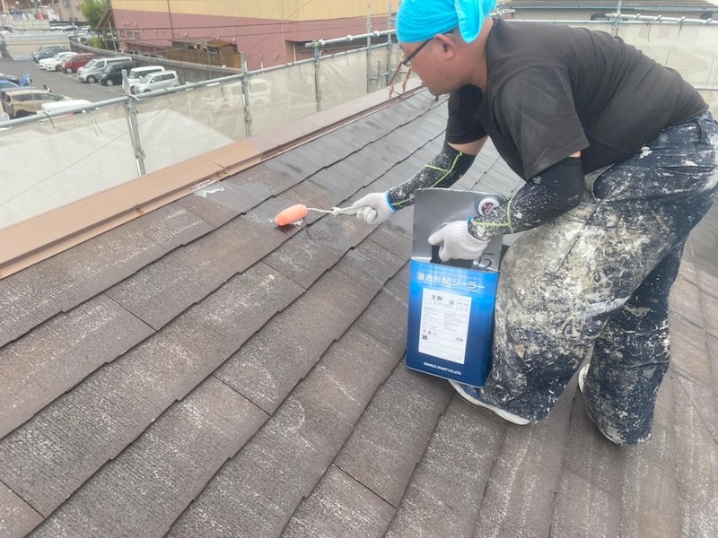 大阪府堺市北区｜棟板金の釘穴を埋めるシール処理と屋根の下塗り工程をレポート！