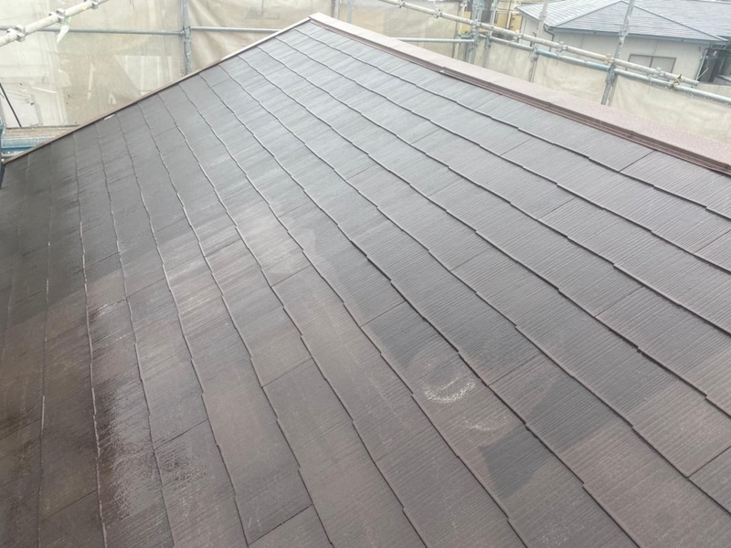 大阪府堺市北区｜棟板金の釘穴を埋めるシール処理と屋根の下塗り工程をレポート！