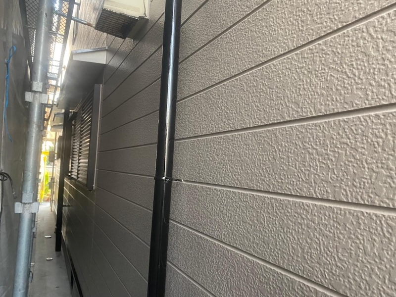 大阪府堺市北区｜縦樋をケレン〜上塗りまでレポート！