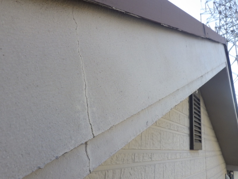大阪府堺市北区｜破風板のクラックと水切りの釘抜けがありました