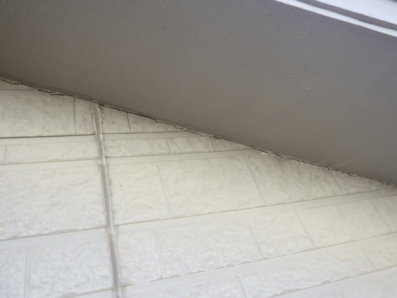 大阪府堺市北区｜玄関まわりと軒天井取り合い部のコーキング工事をレポート！