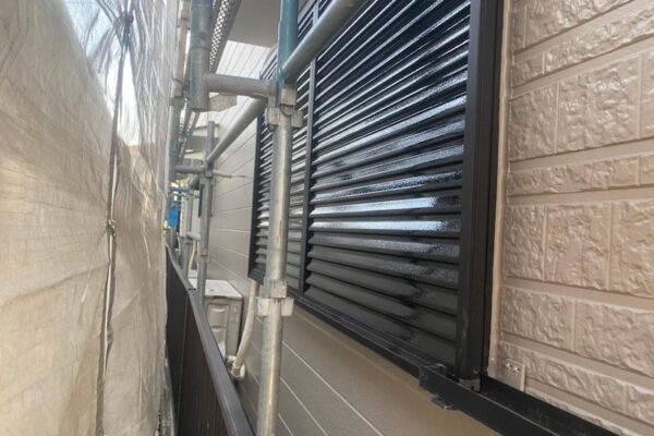 大阪府堺市北区｜白く褪せてしまっていた雨戸を塗装しました！
