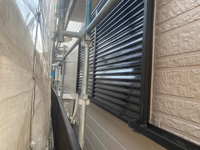 大阪府堺市北区｜白く褪せてしまっていた雨戸を塗装しました！