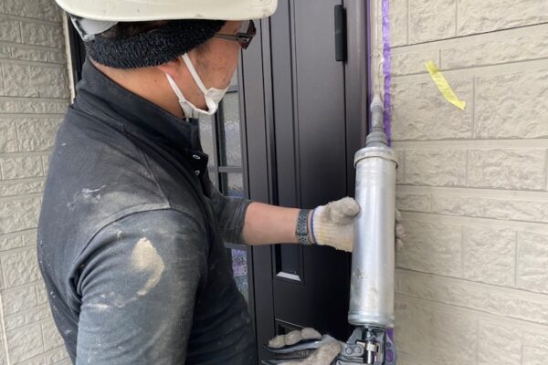 大阪府堺市北区｜玄関まわりと軒天井取り合い部のコーキング工事をレポート！