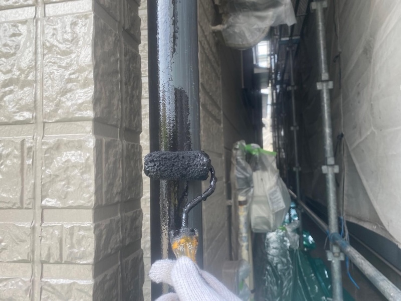 大阪府堺市北区｜縦樋をケレン〜上塗りまでレポート！