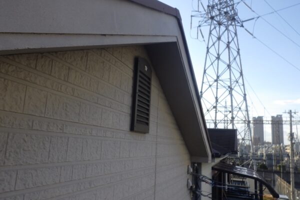 大阪府堺市北区｜破風板のクラックと水切りの釘抜けがありました