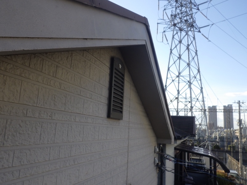 大阪府堺市北区｜破風板のクラックと水切りの釘抜けがありました