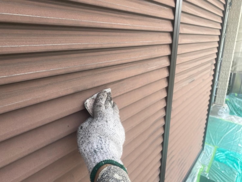 大阪府堺市北区｜白く褪せてしまっていた雨戸を塗装しました！