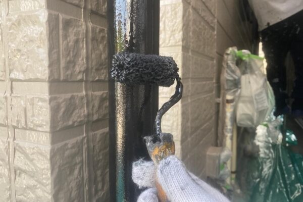 大阪府堺市北区｜縦樋をケレン〜上塗りまでレポート！