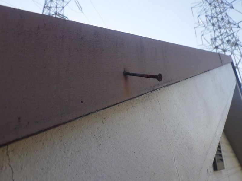 大阪府堺市北区｜破風板のクラックと水切りの釘抜けがありました