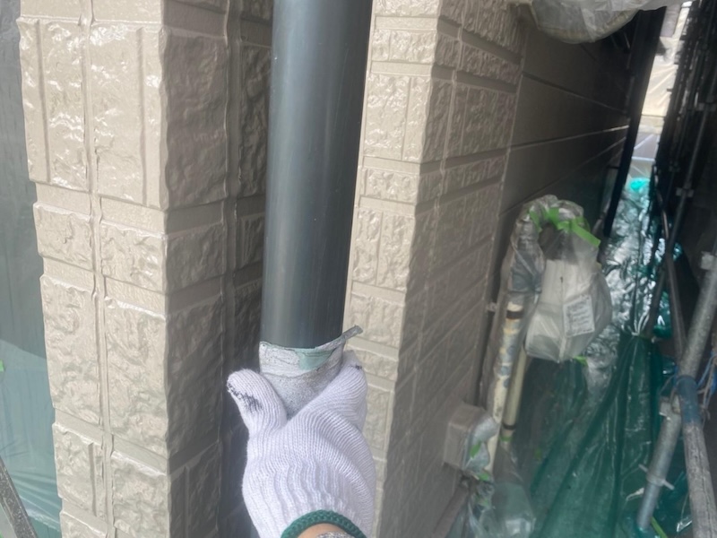 大阪府堺市北区｜縦樋をケレン〜上塗りまでレポート！